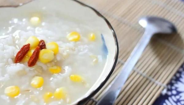 若出现腹泻症状，该如何合理饮食？