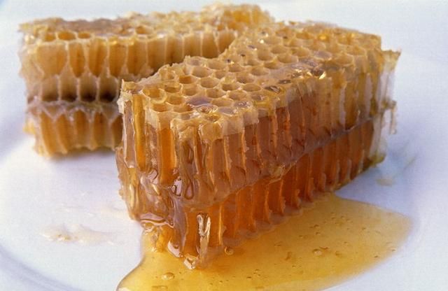 今天养蜂亲戚给的蜂蜜，给我说了蜂蜜的诸多好处