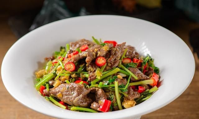 小炒黄牛肉怎么做好吃,湘菜小炒黄牛肉的做法图2