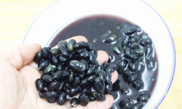 把醋倒入黑豆中，做成醋泡黑豆，营养美味，简单方便还实用