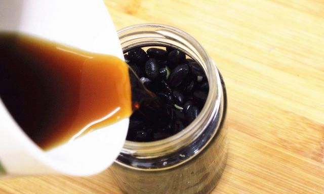 把醋倒入黑豆中，做成醋泡黑豆，营养美味，简单方便还实用