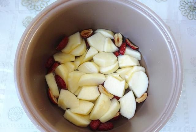 红枣煮苹果，冬天最该常吃的糖水，一周吃几次，肠胃舒服手脚暖