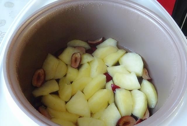 红枣煮苹果，冬天最该常吃的糖水，一周吃几次，肠胃舒服手脚暖
