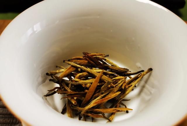 春天喝绿茶胃疼的小伙伴，来一泡古树金针吧！