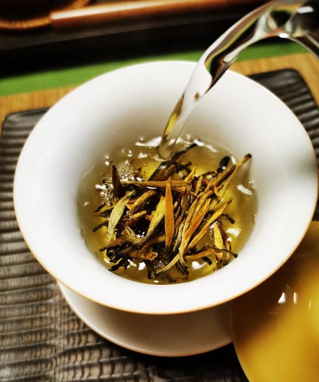 春天喝绿茶胃疼的小伙伴，来一泡古树金针吧！