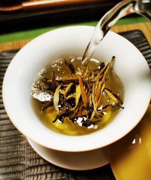春天喝绿茶胃疼的小伙伴，来一泡古树金针吧！