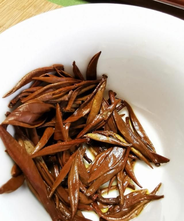春天喝绿茶胃疼的小伙伴，来一泡古树金针吧！