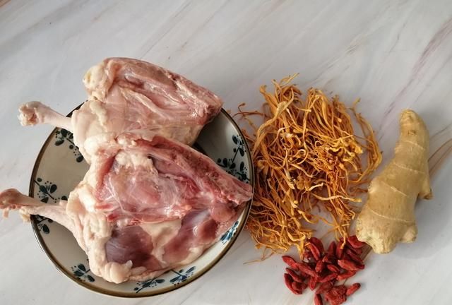 鸭肉和它一起炖，暖胃润肺，冬天不咳嗽，三九天要多吃