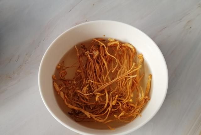 鸭肉和它一起炖，暖胃润肺，冬天不咳嗽，三九天要多吃