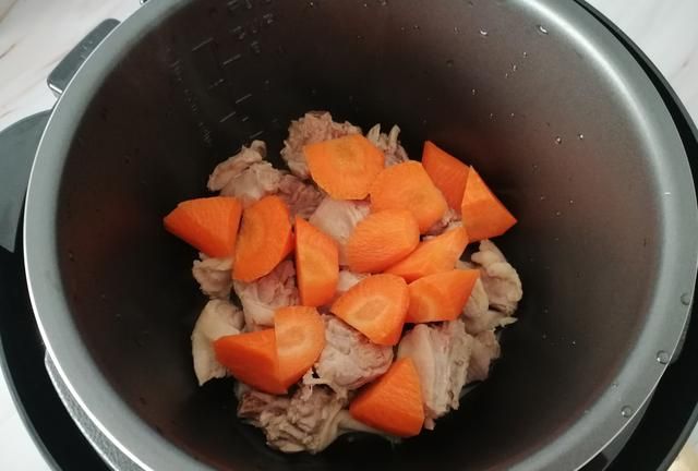 鸭肉和它一起炖，暖胃润肺，冬天不咳嗽，三九天要多吃