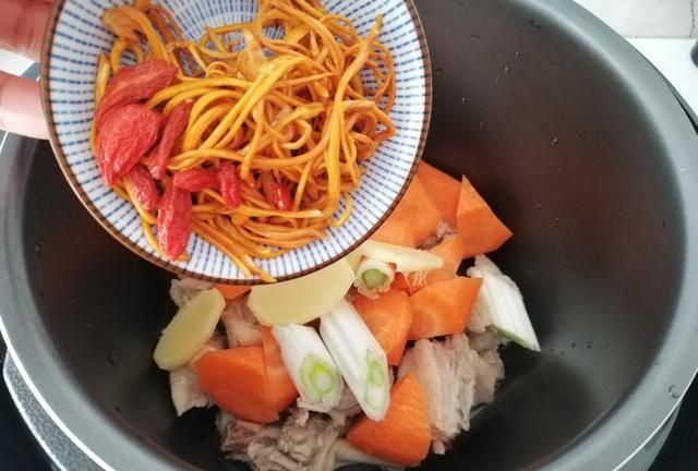 鸭肉和它一起炖，暖胃润肺，冬天不咳嗽，三九天要多吃