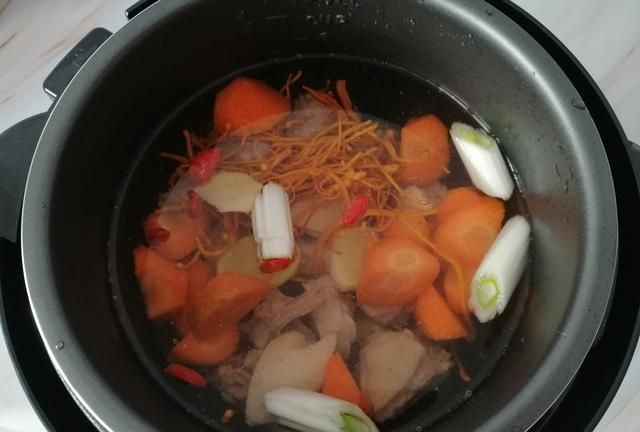 鸭肉和它一起炖，暖胃润肺，冬天不咳嗽，三九天要多吃