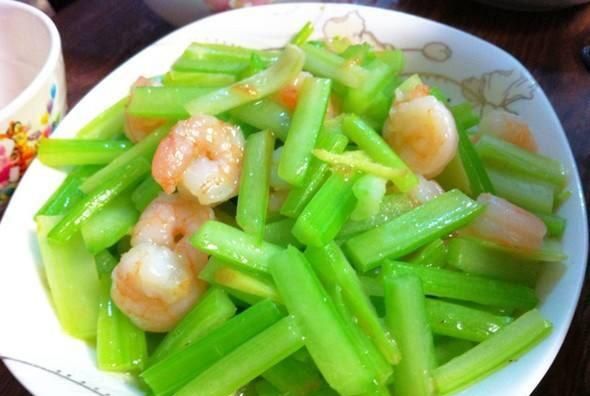 自己在家里怎么做西芹好吃,西芹炒肉怎么炒比较好吃图3