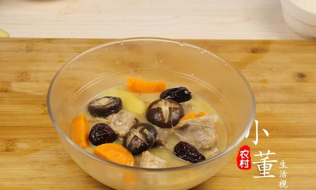 玉米烧排骨怎么做好吃(小年糕玉米烧排骨做法)图3