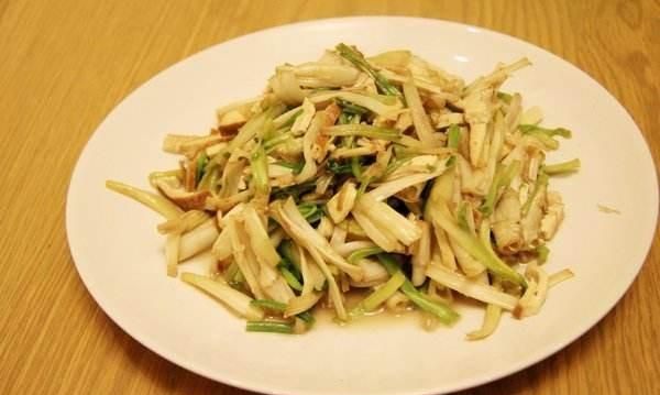 野生水芹菜怎样做才好吃(野生水芹菜怎么做干菜)图5