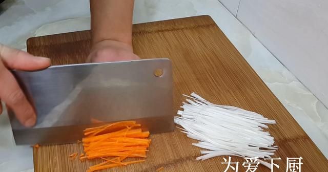 煎饼这样做才好吃，做法比包子简单，比肉饼好吃，家里经常做着吃