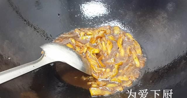 煎饼这样做才好吃，做法比包子简单，比肉饼好吃，家里经常做着吃