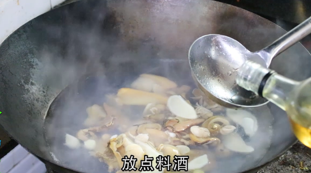 河蚌很多人不会做？教你好吃的家常做法，肉不老也不腥，营养美味