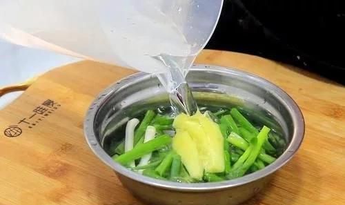 排骨怎么做好吃又美味(腊排骨炖什么比较好吃)图3