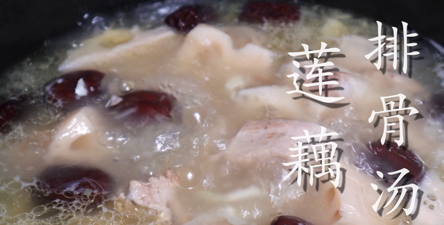 莲藕排骨汤，不要直接下锅炖，教你正确做法，莲藕软糯鲜甜不发黑