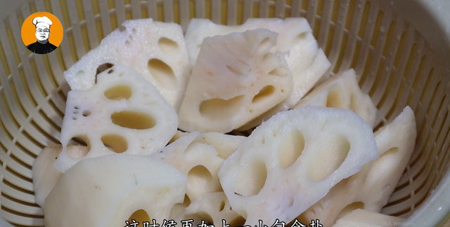 莲藕排骨汤，不要直接下锅炖，教你正确做法，莲藕软糯鲜甜不发黑