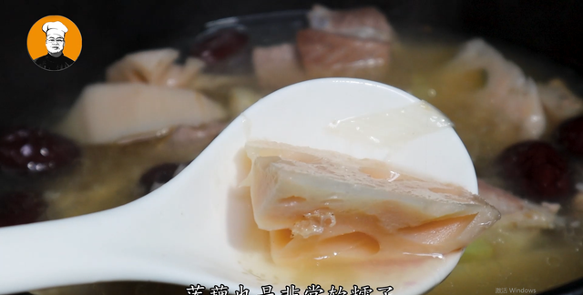 莲藕排骨汤，不要直接下锅炖，教你正确做法，莲藕软糯鲜甜不发黑