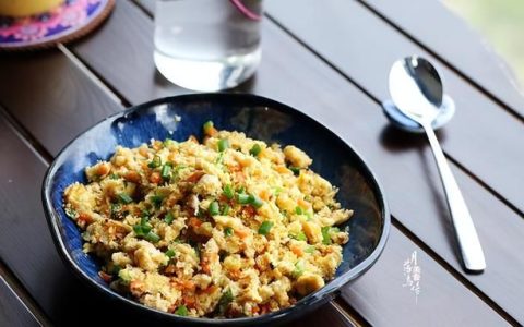 打豆浆剩的豆渣炒着吃(早上打豆浆剩的豆渣做成美食)