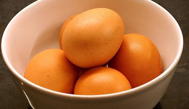 多地的鸡蛋，被爆出有“抗生素残留”的问题，长期吃会毒害健康？
