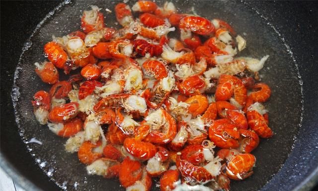 夏天最馋人的小龙虾吃法，别只会辣炒，这做法孩子也吃嗨了