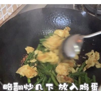 最常吃的家常菜，还属芦笋炒蛋最诱人