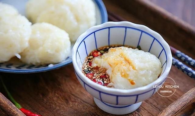 秋冬多吃萝卜好处多，简单一蒸，软软糯糯，再蘸上料汁吃，太香了