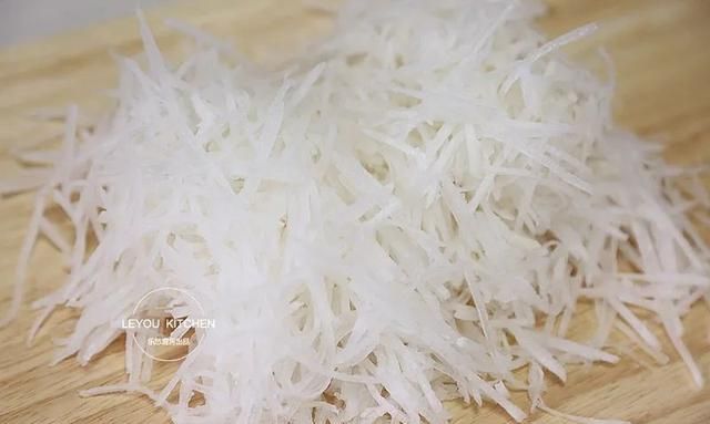 秋冬多吃萝卜好处多，简单一蒸，软软糯糯，再蘸上料汁吃，太香了