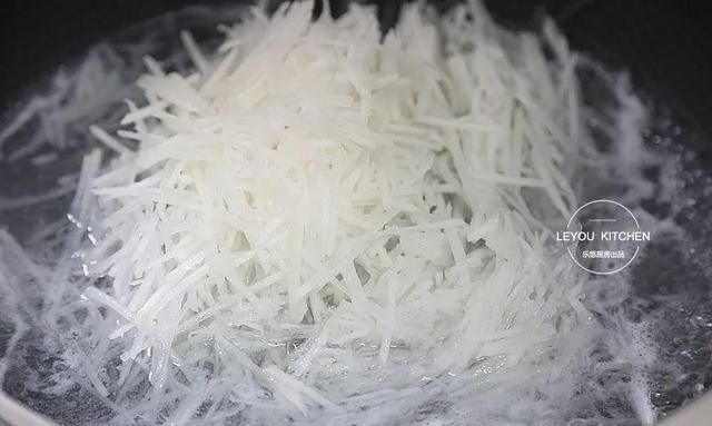 秋冬多吃萝卜好处多，简单一蒸，软软糯糯，再蘸上料汁吃，太香了