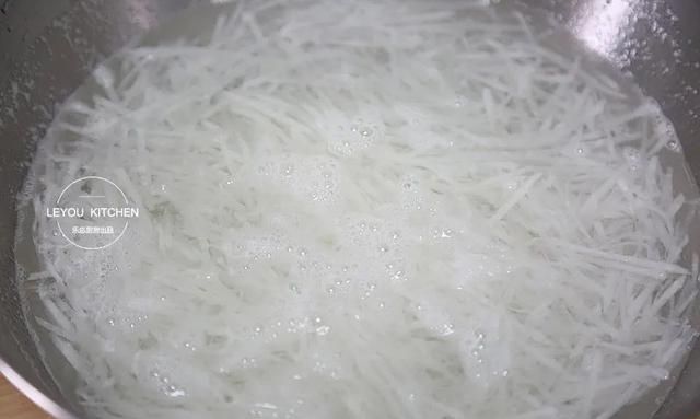 秋冬多吃萝卜好处多，简单一蒸，软软糯糯，再蘸上料汁吃，太香了
