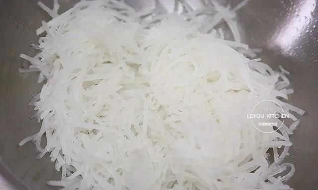 秋冬多吃萝卜好处多，简单一蒸，软软糯糯，再蘸上料汁吃，太香了