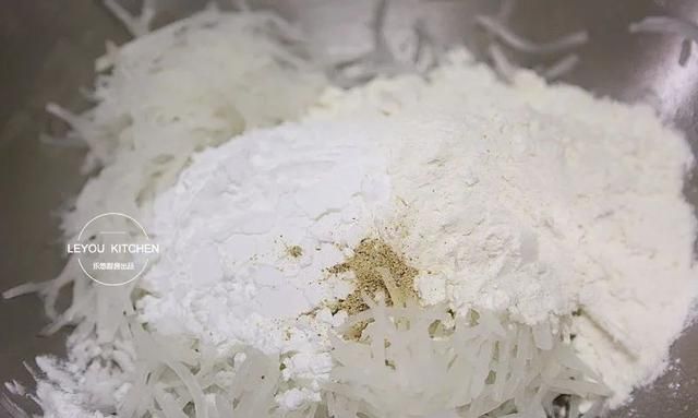 秋冬多吃萝卜好处多，简单一蒸，软软糯糯，再蘸上料汁吃，太香了