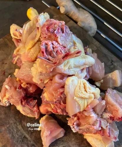 小鸡炖蘑菇怎么做最好吃,小鸡炖蘑菇怎么烧好吃图1