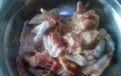 小鸡炖蘑菇怎么做最好吃,小鸡炖蘑菇怎么烧好吃图2