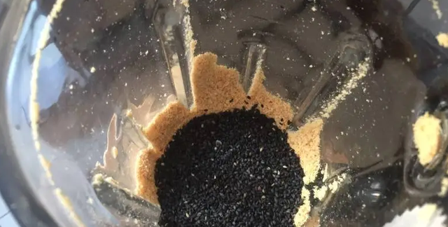 黑芝麻别只会打豆浆，加一碗开水，软糯香甜，比包子好吃，更营养