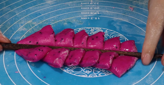 把火龙果加进面粉里，出锅你想不到，颜值高又好吃，不服不行