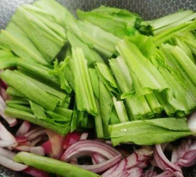 葱椒拌炒绿叶菜你这么做，比买的还好吃