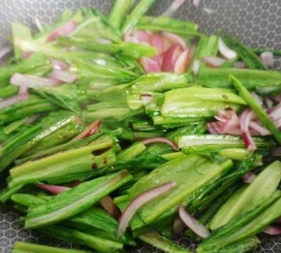 葱椒拌炒绿叶菜你这么做，比买的还好吃