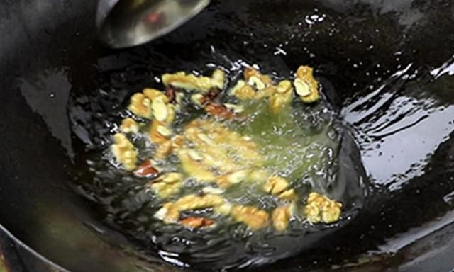 核桃最好吃的2种做法，步骤简单，又香又酥又脆，建议收藏备用