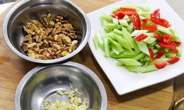 核桃最好吃的2种做法，步骤简单，又香又酥又脆，建议收藏备用