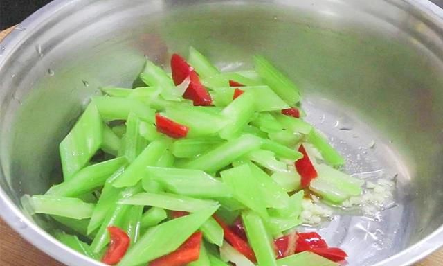 核桃最好吃的2种做法，步骤简单，又香又酥又脆，建议收藏备用
