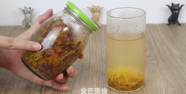 山楂加干菊花，真是太厉害了，奶奶用了50年的配方，做一罐喝半年