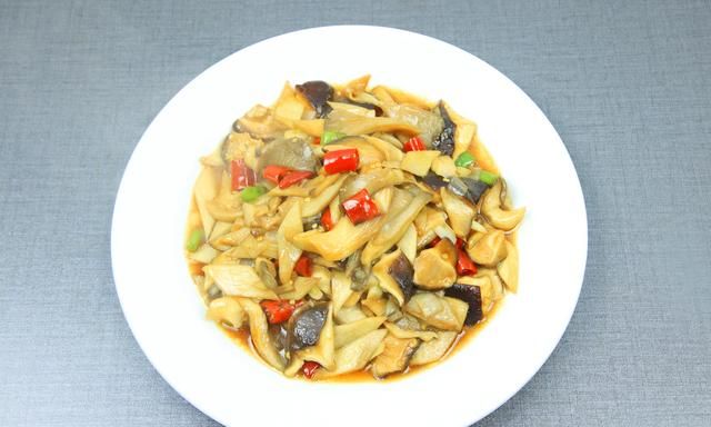 松茸虽然吃不起！但厨师长有办法，教你用平价菌菇做美味