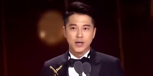 风云榜红毯生图：副乳、排骨胸、高开叉走光，露得越多越尴尬