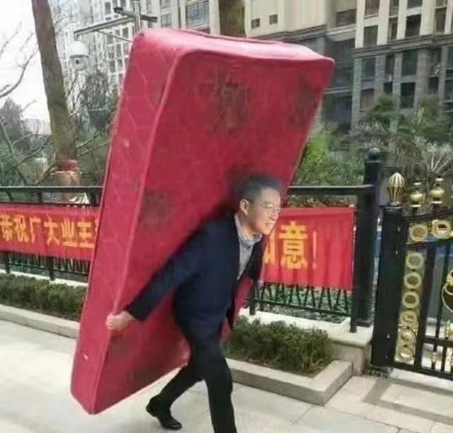 风云榜红毯生图：副乳、排骨胸、高开叉走光，露得越多越尴尬