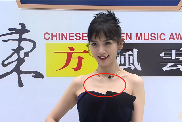 风云榜红毯生图：副乳、排骨胸、高开叉走光，露得越多越尴尬
